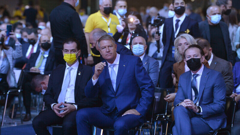 Președintele Iohannis, fără mască anti Covid-19 la congresul PNL cu 5000 de oameni