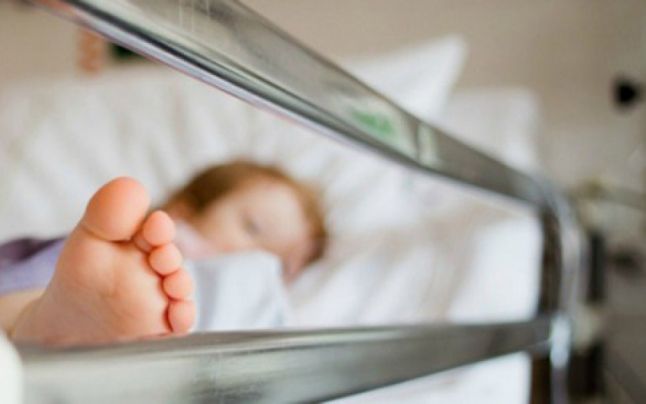 Fetița de 2 ani lăsată nesupravegheată în cadă a murit într-un spital din Iași. Copila ajunsese cu răni grave la Urgență, mușcată de mamă